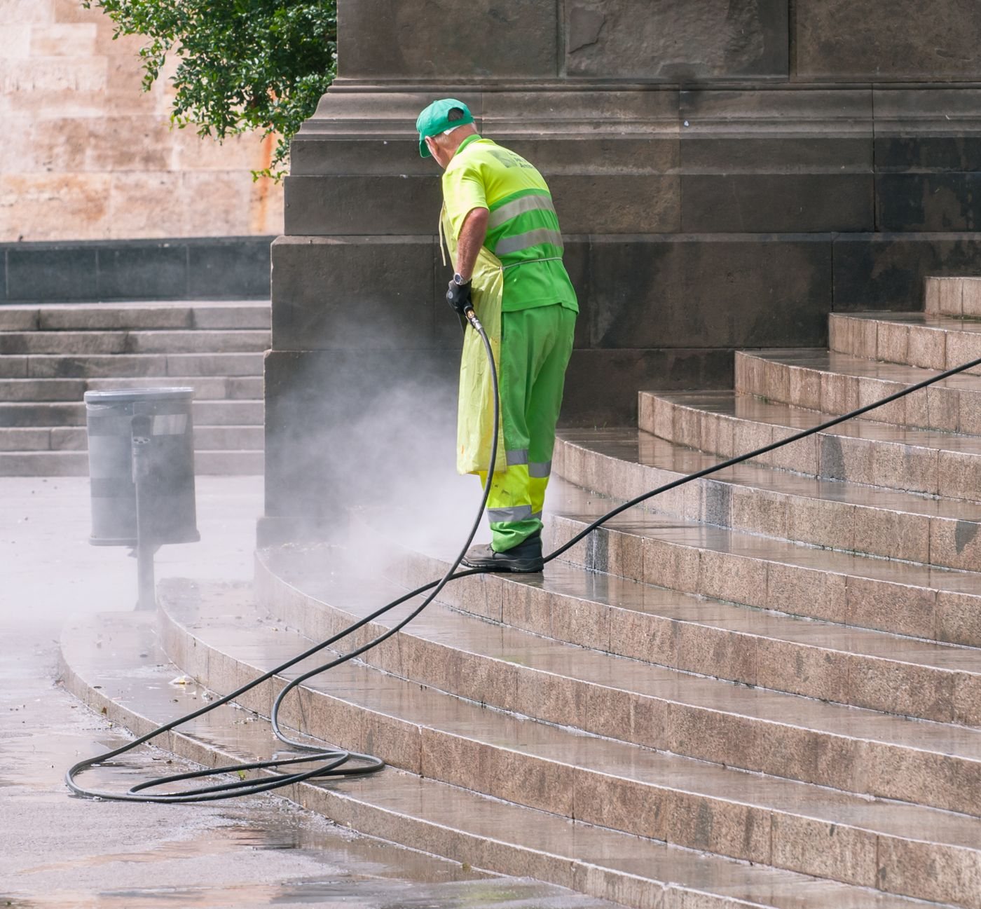 Pressure washing exterior steps and stonework with a fine mist